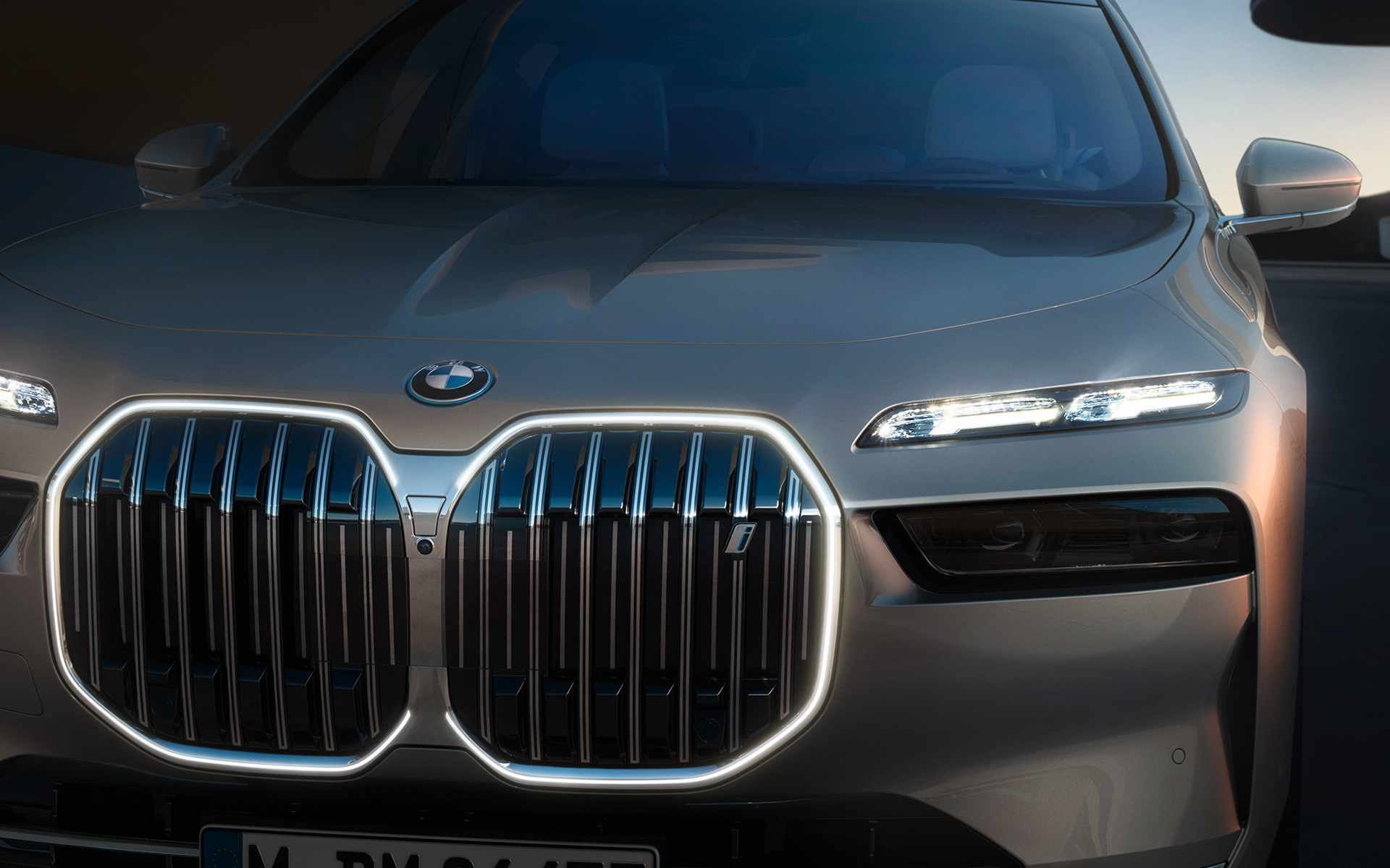 BMW i7 Berline G70 extérieur naseaux BMW Iconic Glow avec lumière allumée