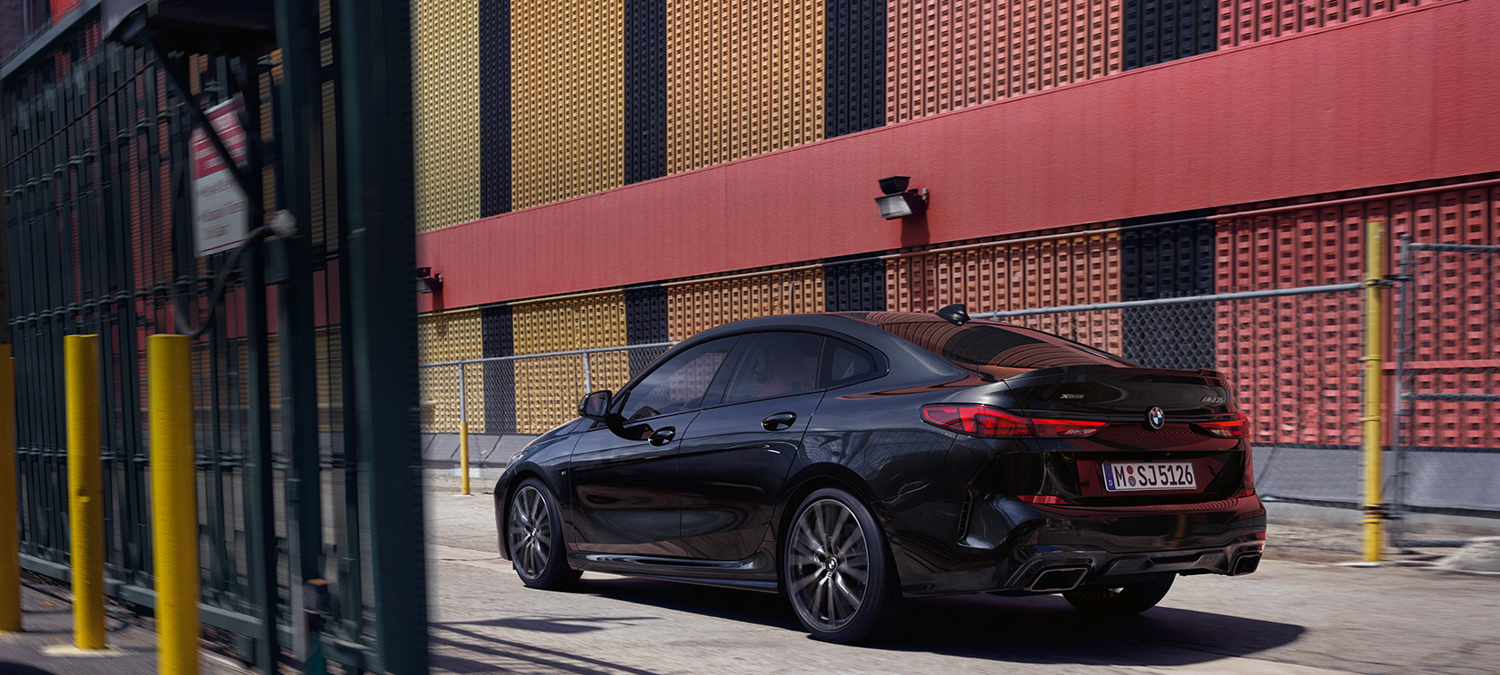 BMW M235i xDrive Gran Coupé Black Sapphire metallic F44, vue latérale de trois quarts