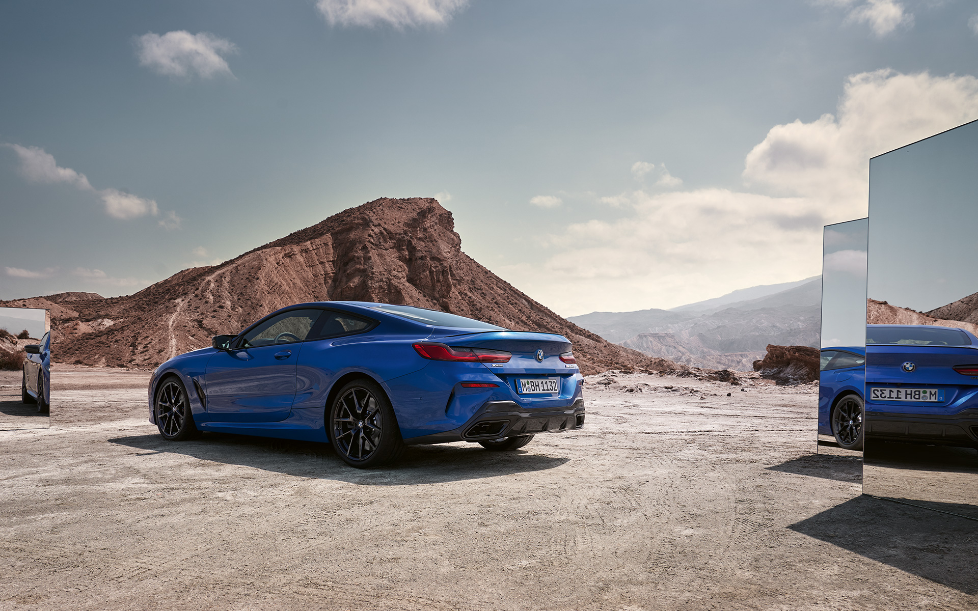 La BMW M850i xDrive Coupé G15 LCI restylage 2022 M Portimao Blau metallic vue arrière à l’arrêt avec rétroviseurs