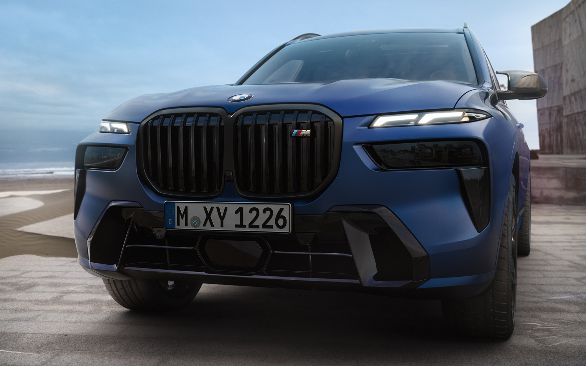 Avant BMW X7 M60i xDrive G07 LCI Frozen Marina Bay Blue à l’arrêt vue en gros plan